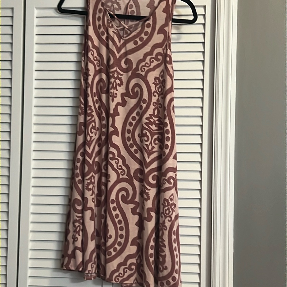 Cute dress. Material feels like butter.